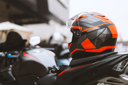 8 Tips to stay safe while motorcycling ๐๏ธ๐จ